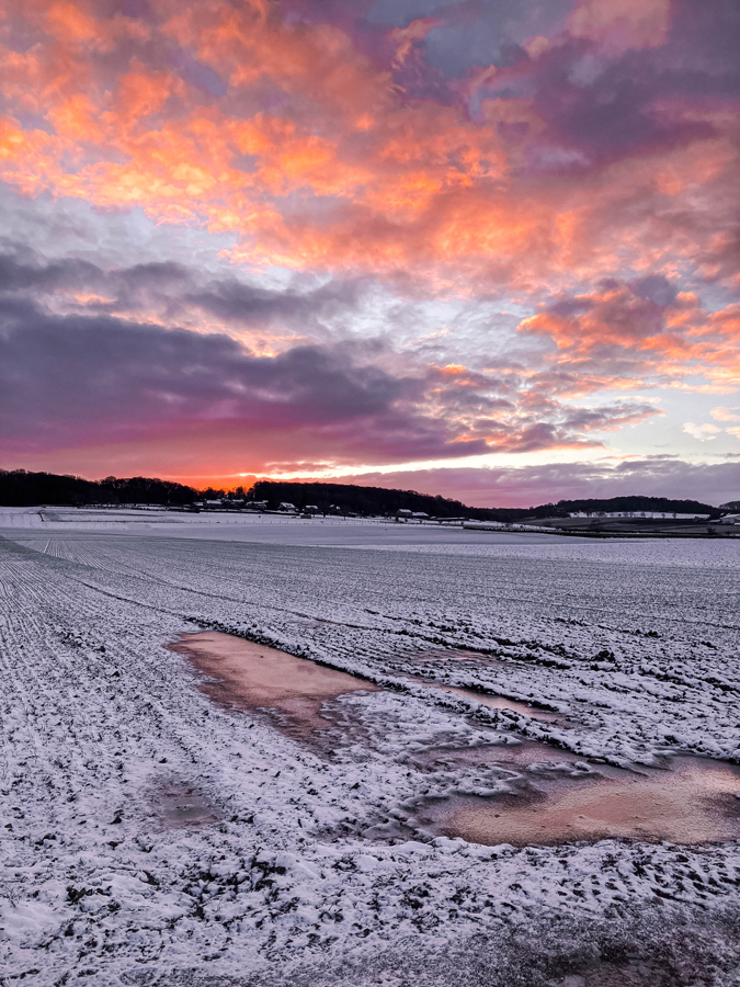 lumières oranges de l'aube sur sol gelé